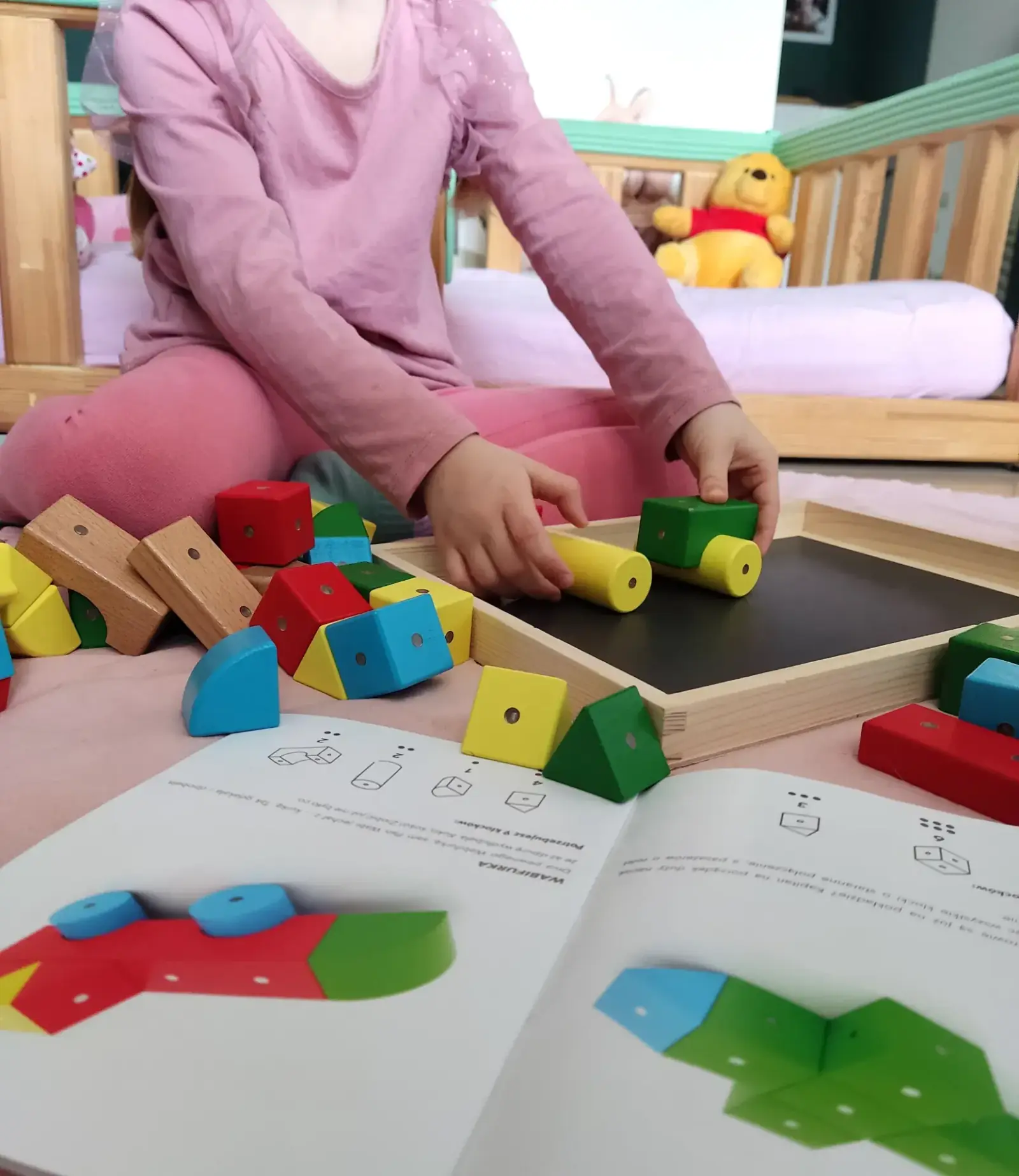 Dzieci bawiące się razem klockami WABI